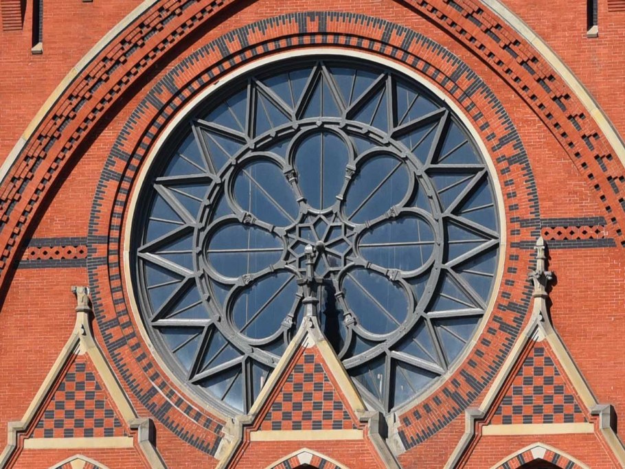 Готическое круглое окно