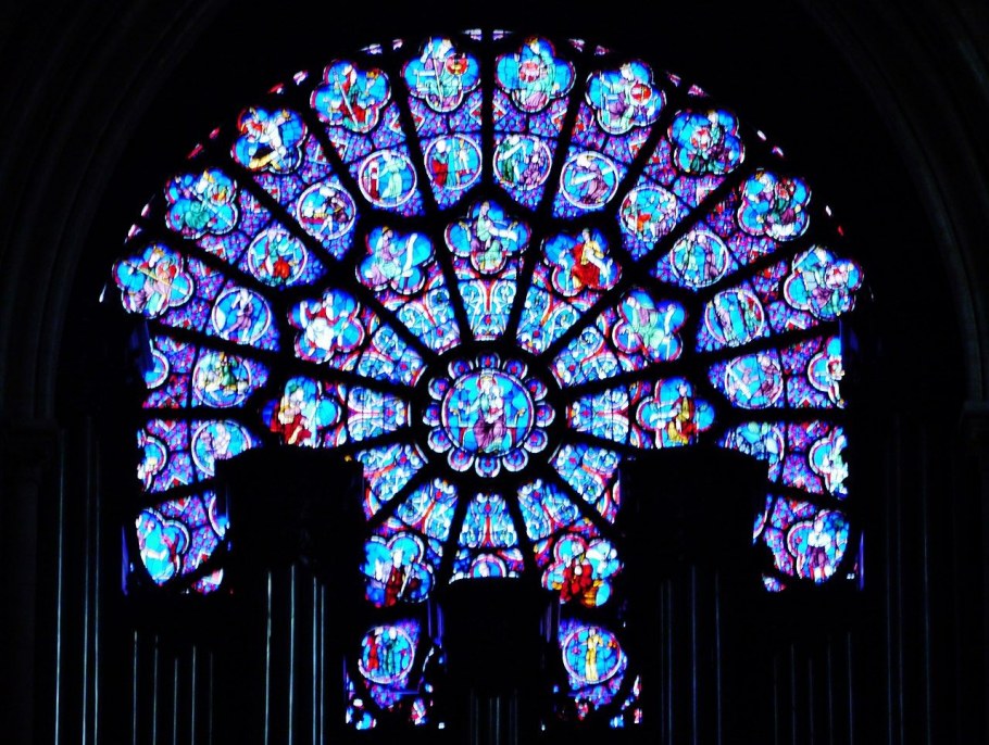 Витраж роза в готическом соборе