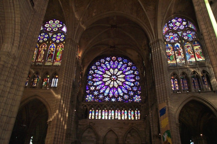 Церковь сен Дени витражи