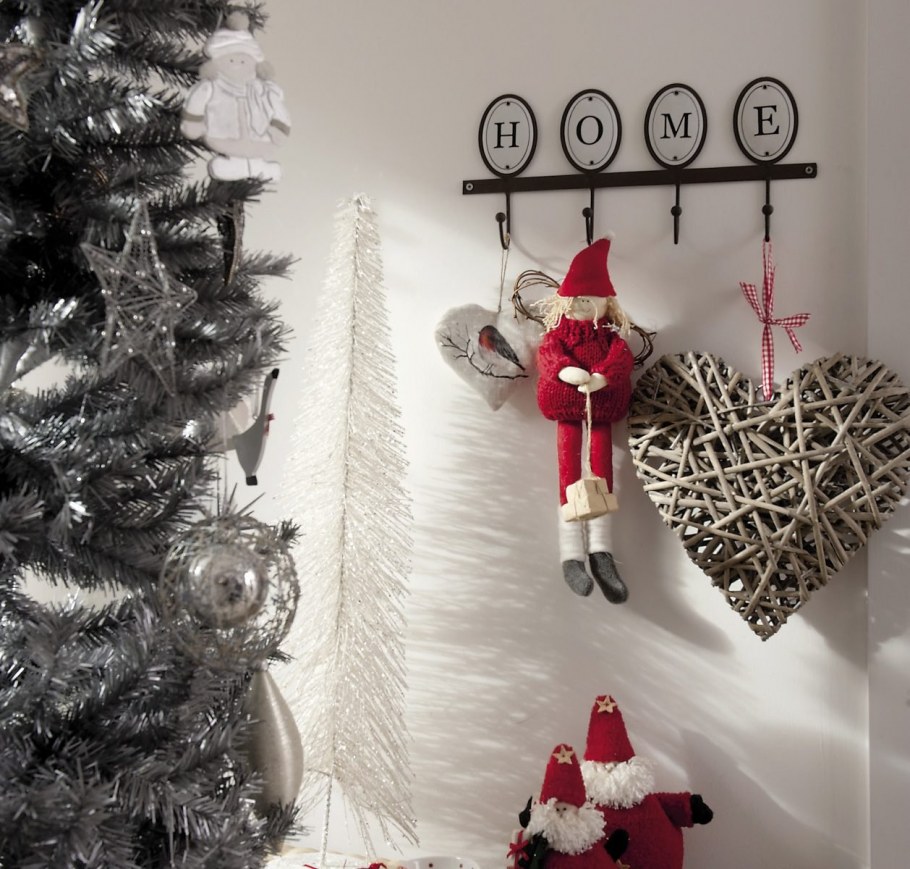 Новогоднее украшение стен дома