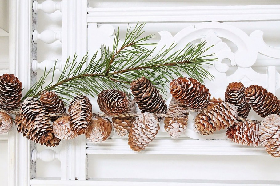 Гирлянда из еловых шишек