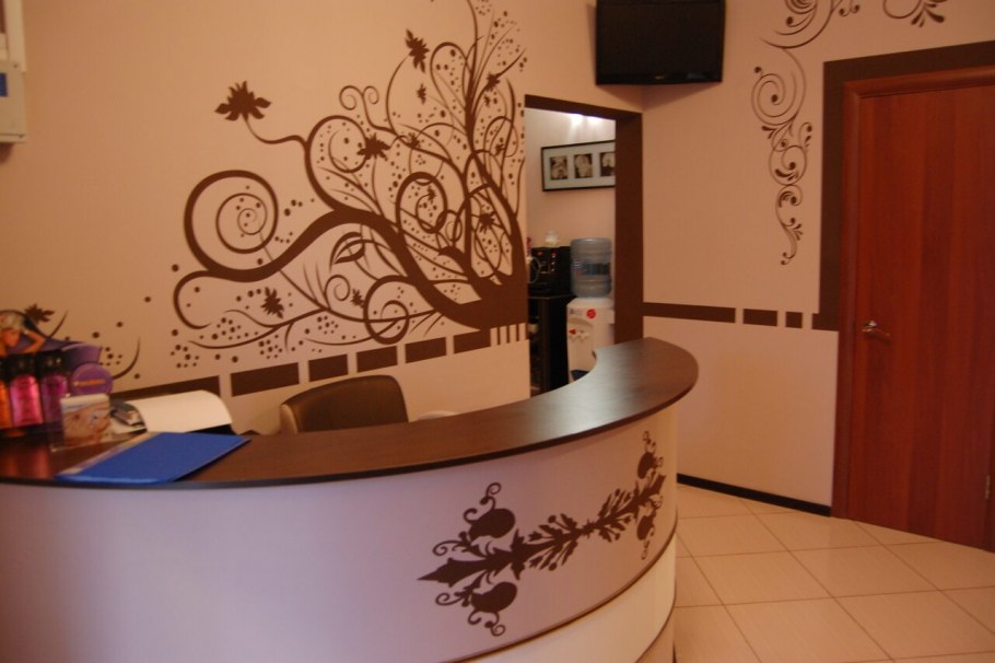Декор стены ресепшена в салоне красоты
