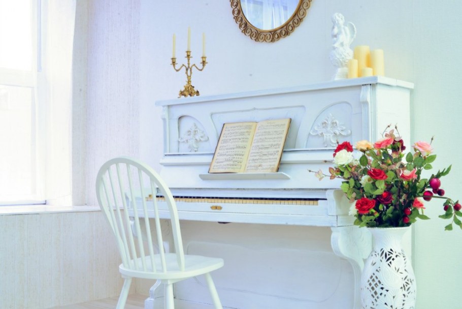 Белое фортепиано в интерьере