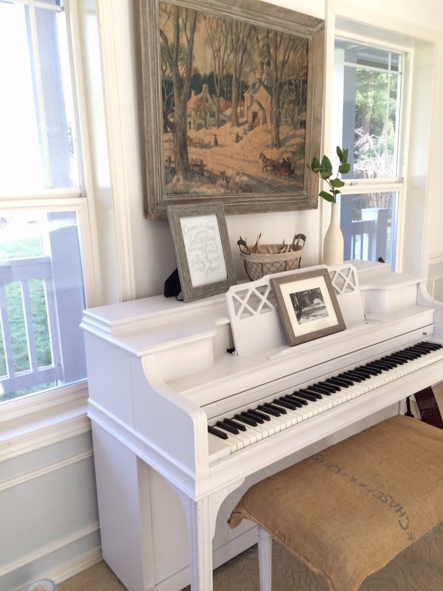 Белое фортепиано в интерьере