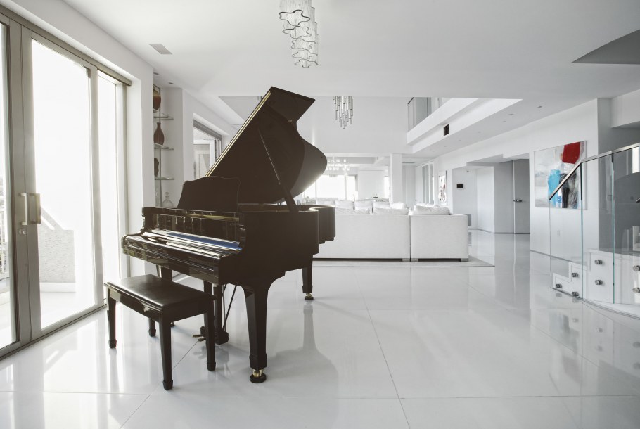 Белое фортепиано в интерьере гостиной