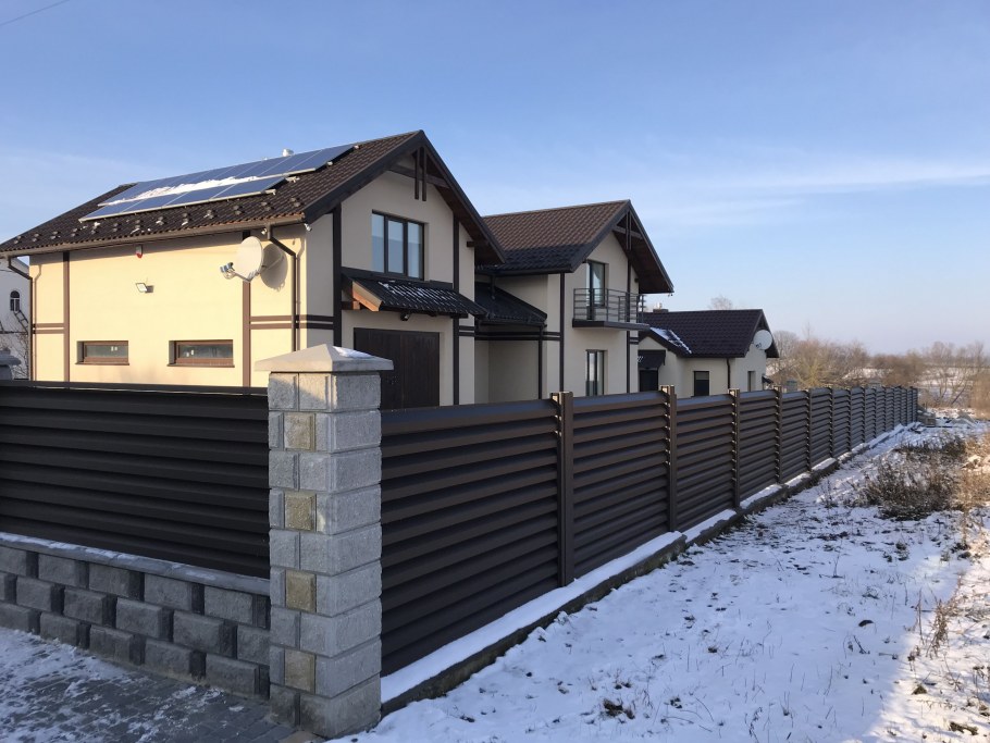 Фасадный забор из кирпича