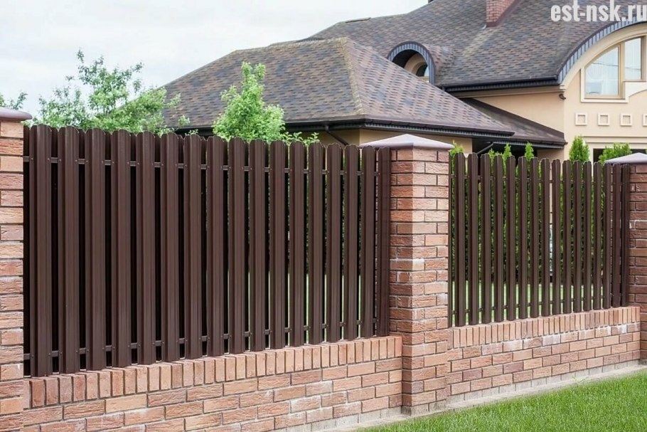 Забор кирпичные столбики штакетник метал
