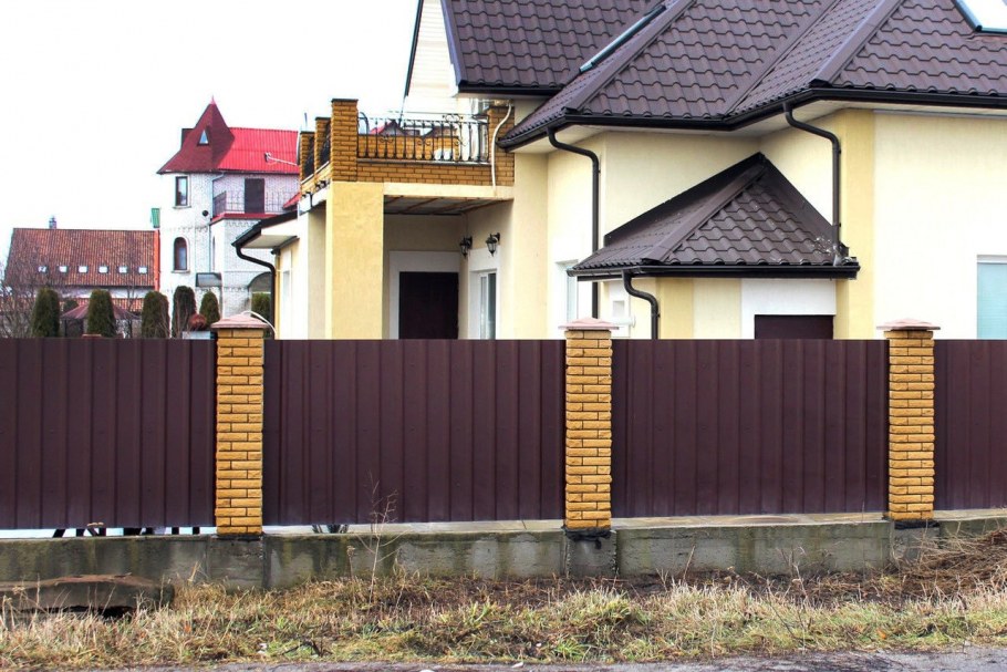 Дизайн фасад забора с бородой