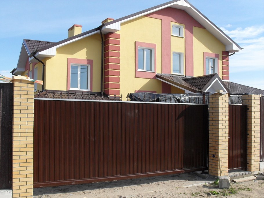 Коричневая крыша и забор