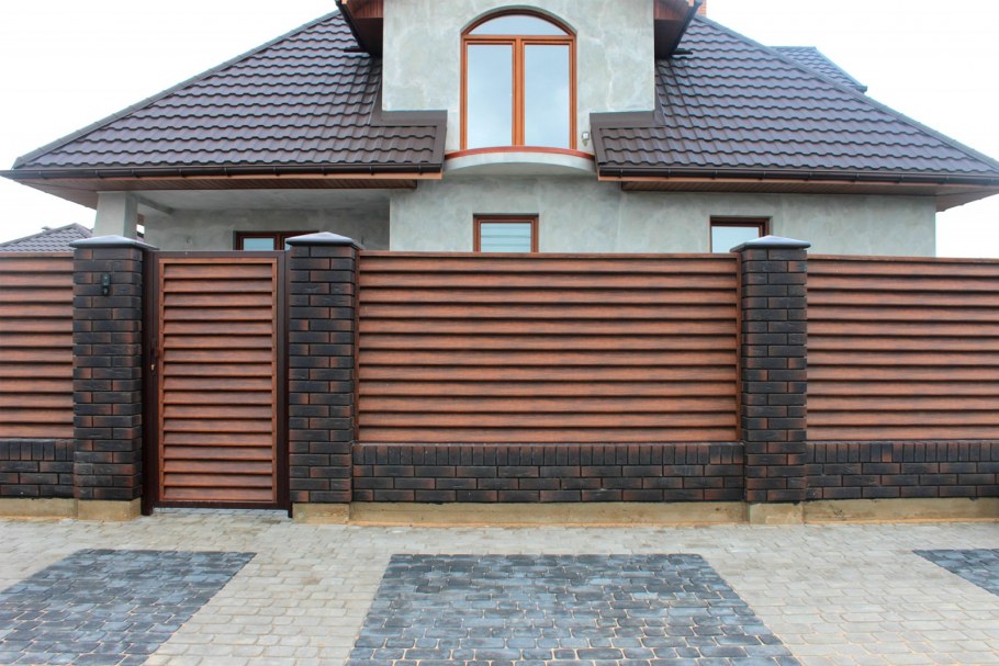 Фасадный забор с воротами
