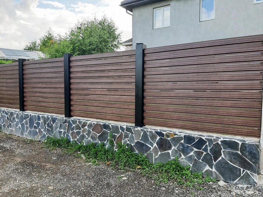 Фасадный забор с воротами