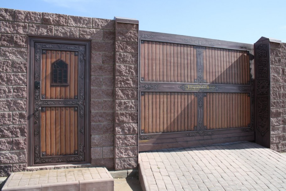 Кирпичный забор