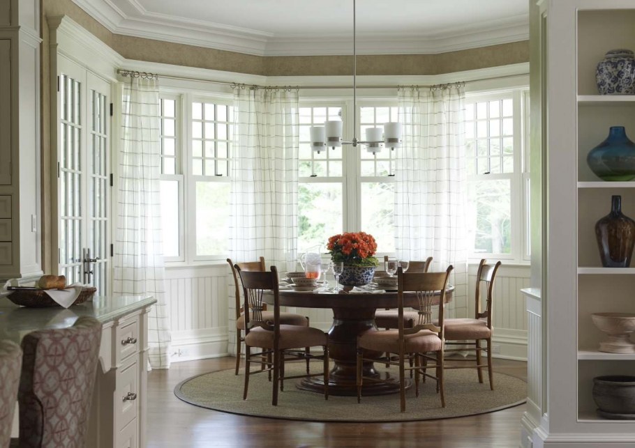 Круглый стол в эркере