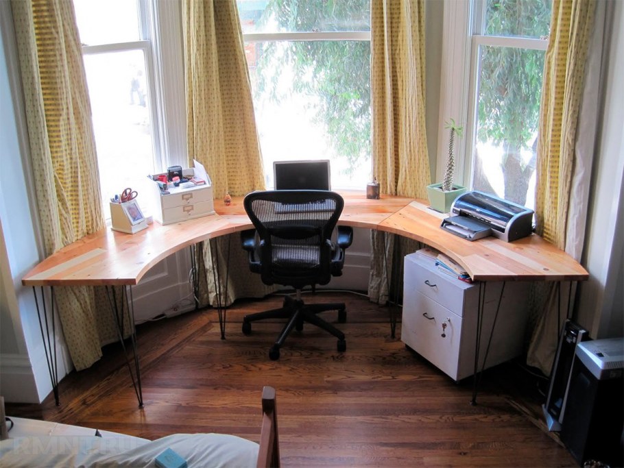 Письменный стол в эркере