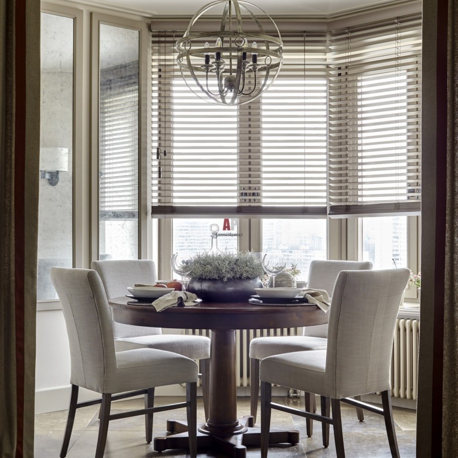 Подоконник стол в эркере