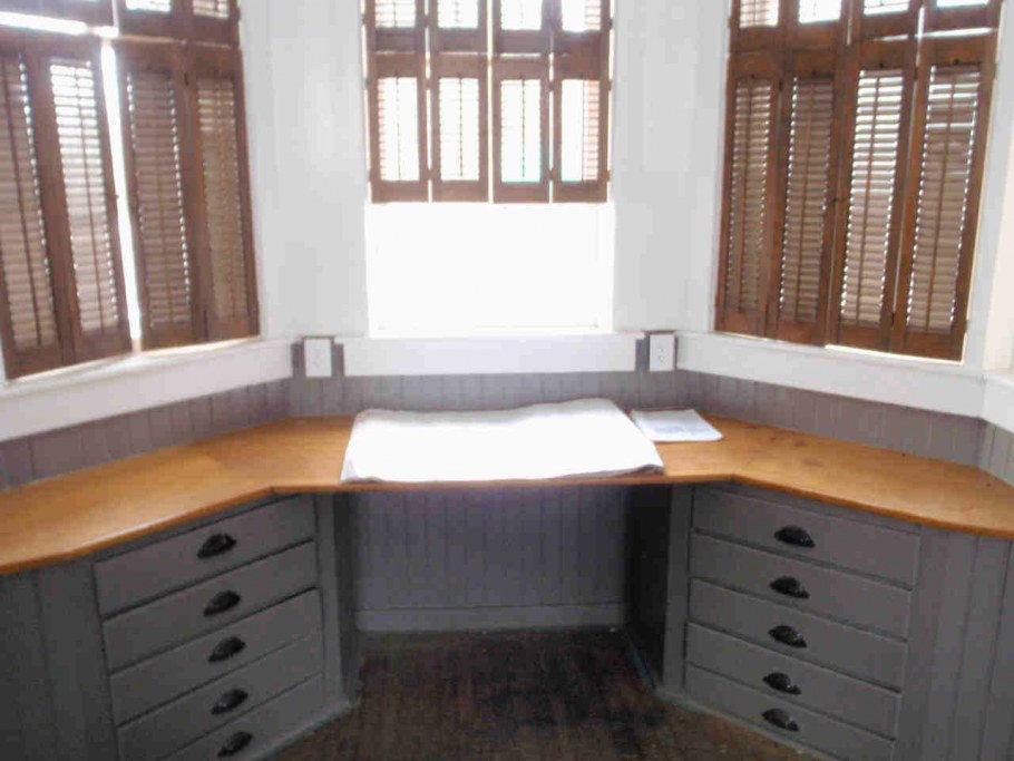 Обеденный стол в эркере