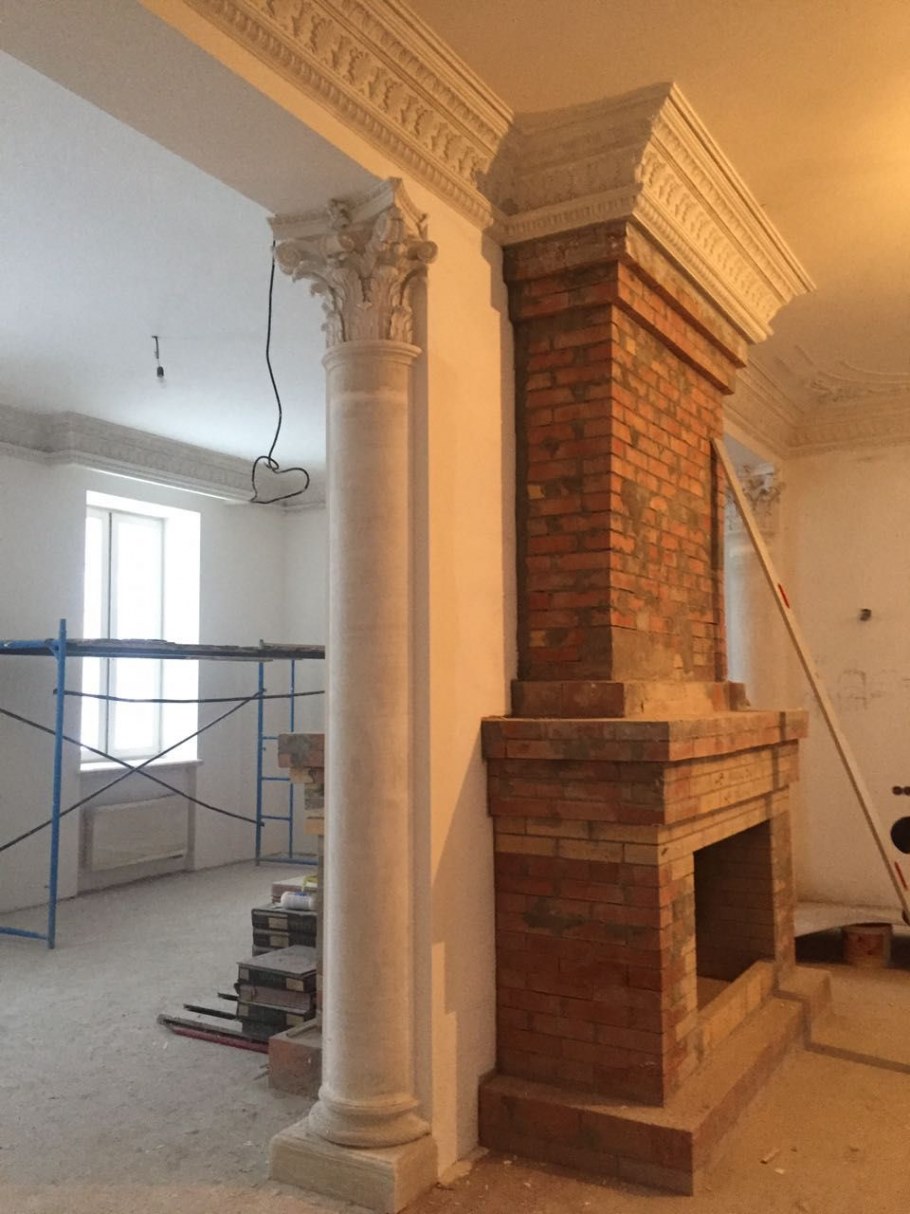 Кирпичный дом с колоннами