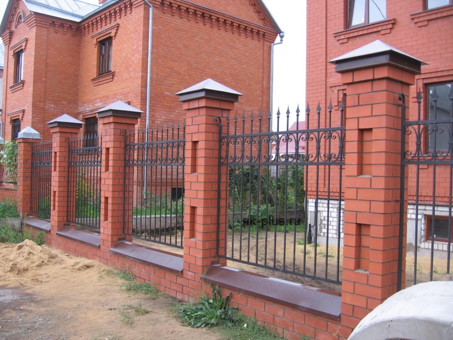 Забор из кирпичных столбов
