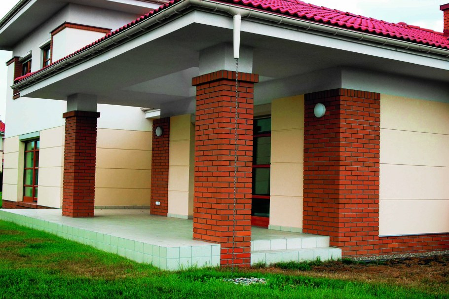 Дом с колоннами из кирпича