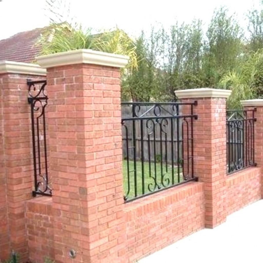Забор с кирпичными колоннами
