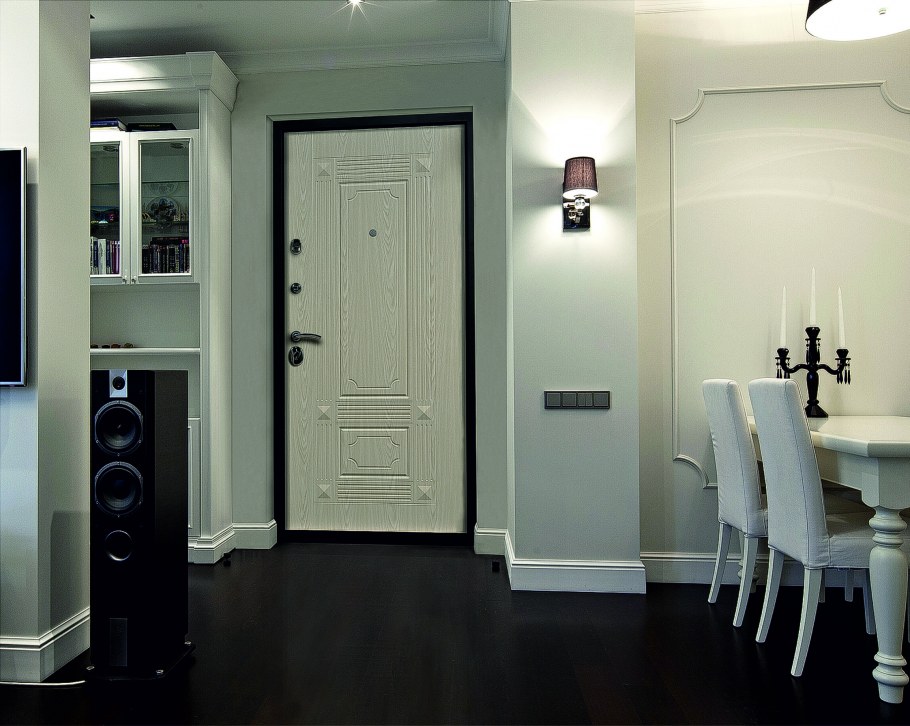 Входная дверь Торекс с зеркалом