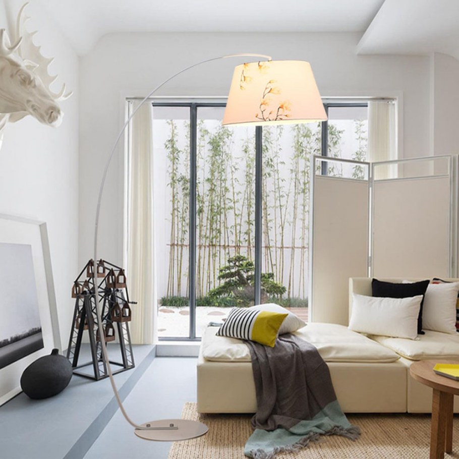 Торшер в интерьере гостиной