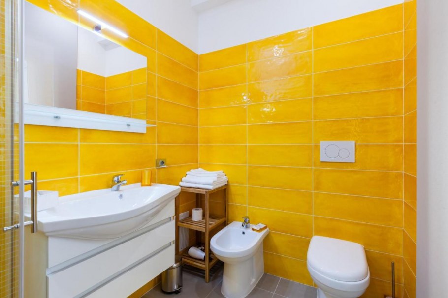 Покрашенная в желтый ванная
