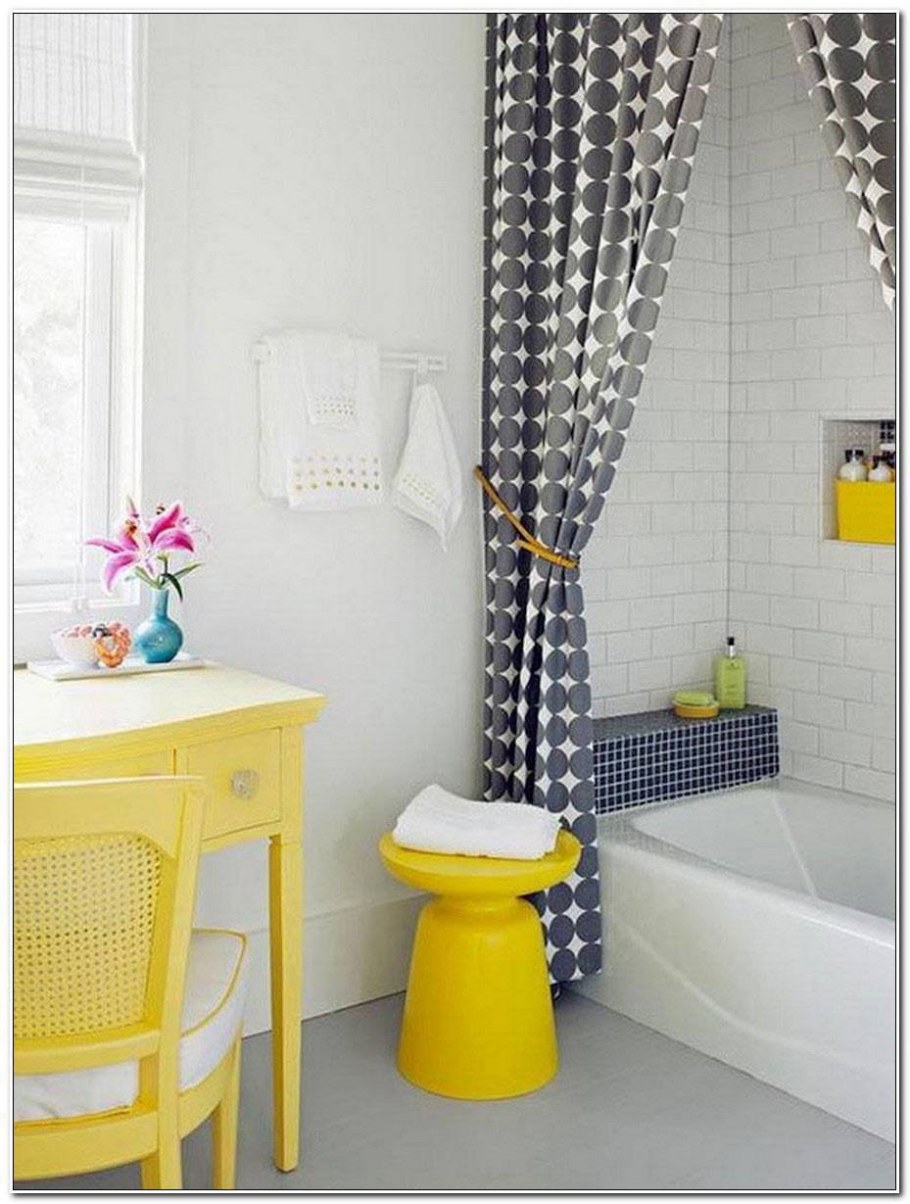 Ванная с желтыми акцентами