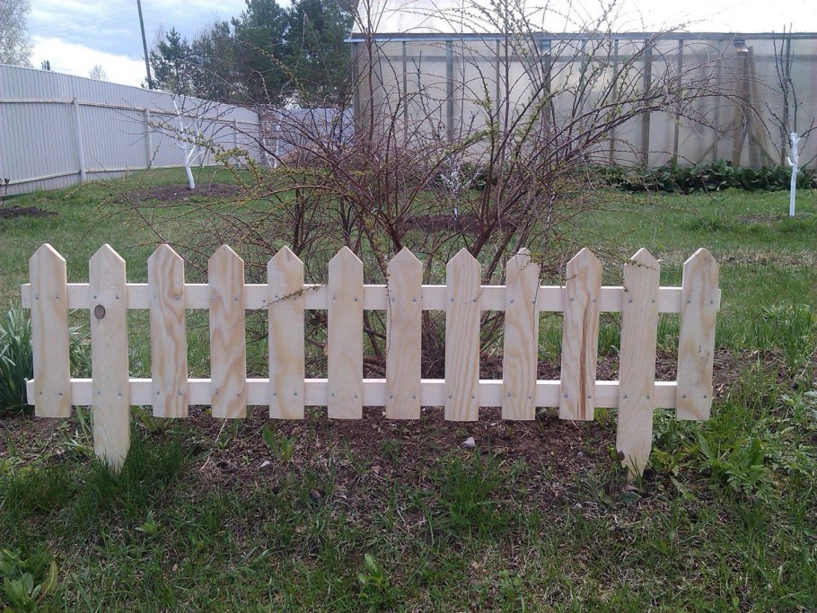 Деревянный забор для клумбы