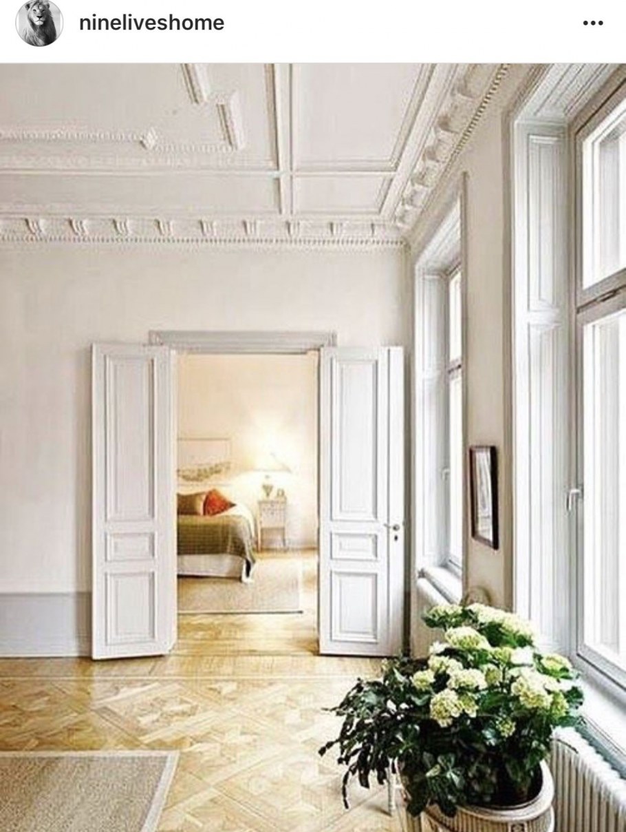 Гипсовые колонны в интерьере