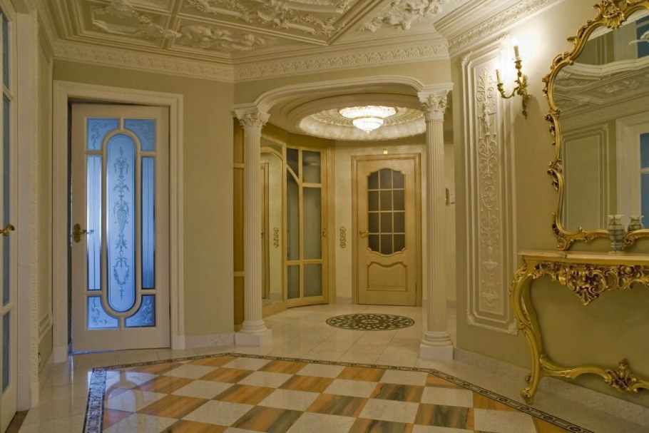 Классический интерьер с лепниной