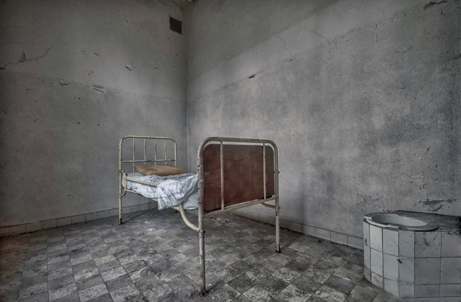 Психушку заброшенную больницу