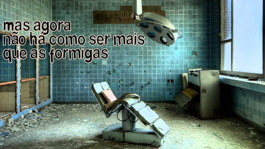 Комната заброшенной больницы в крови