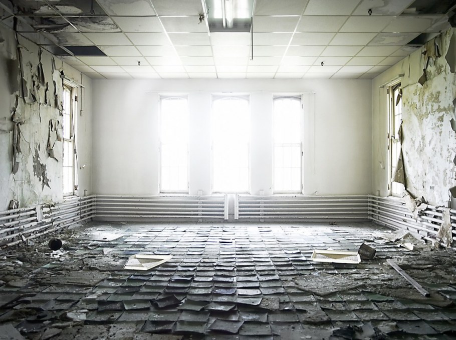 Комната с мягкими стенами в психушке