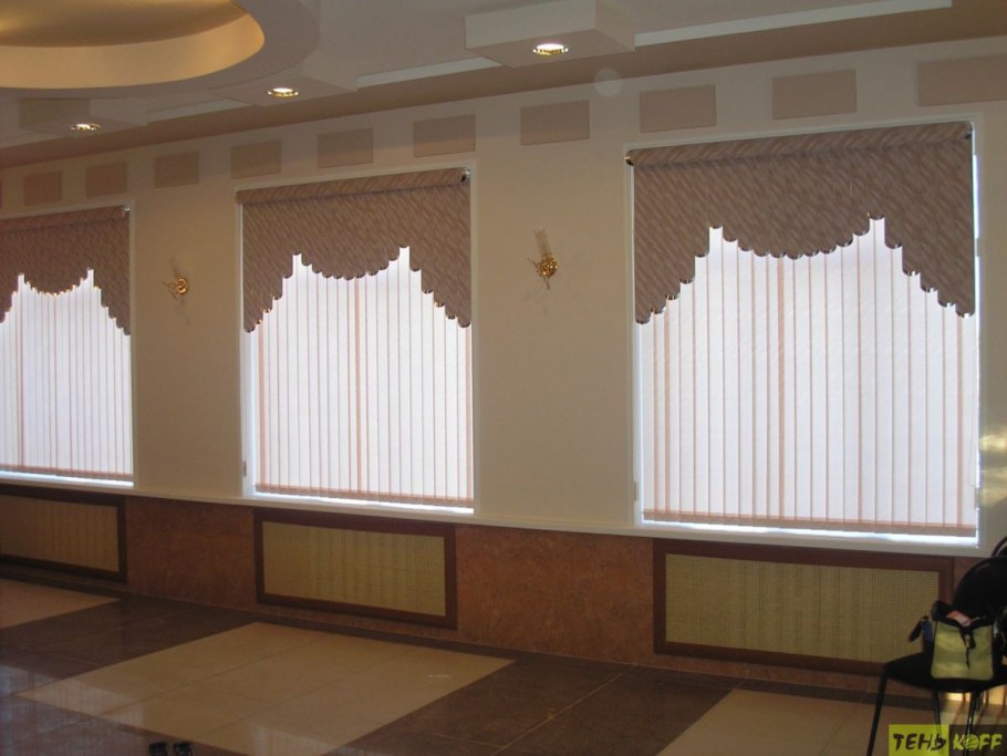 Двойные жалюзи на окна с ламбрекеном бежевые