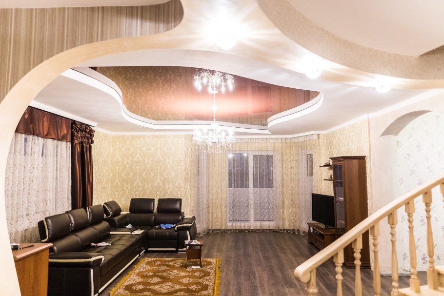 Потолок в коридоре