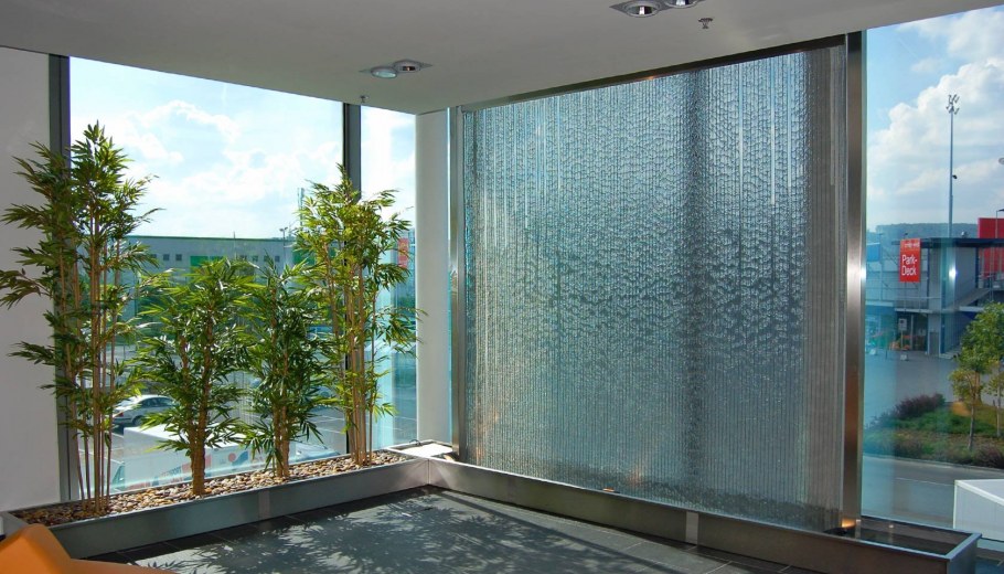 Искусственные водопады по стеклу