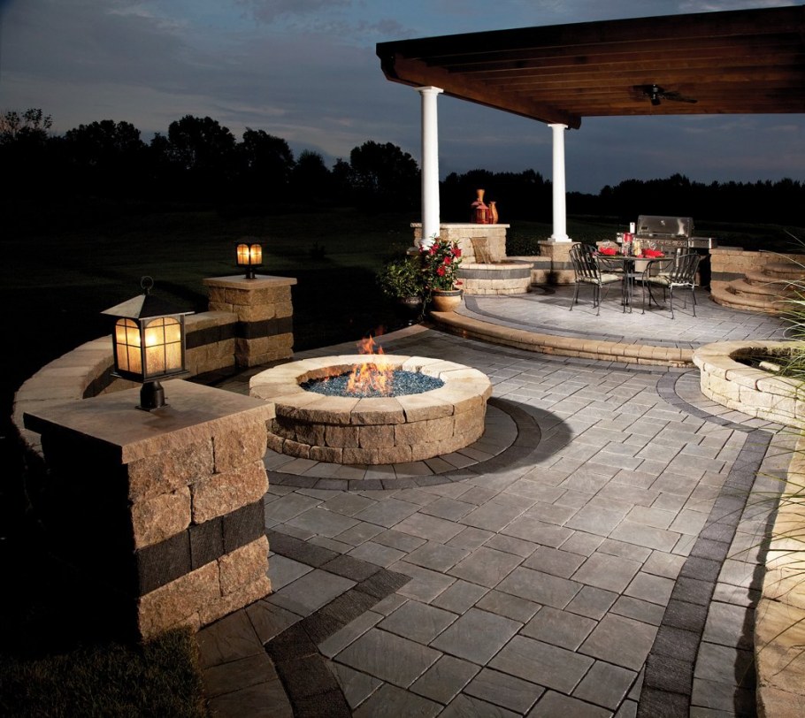 Уличная патио зона с костром