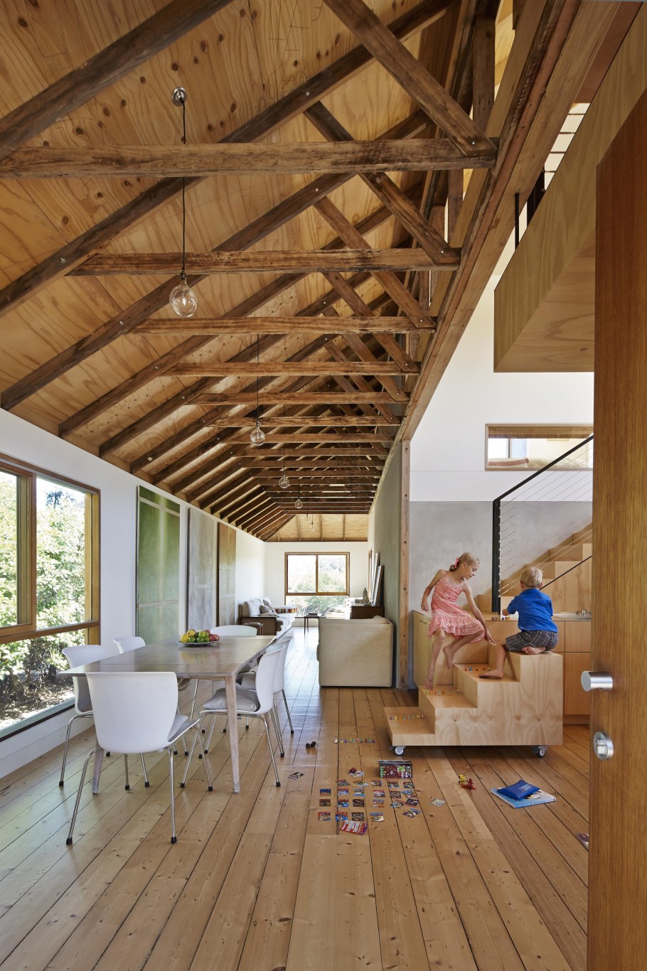 Деревянные балки в интерьере дома