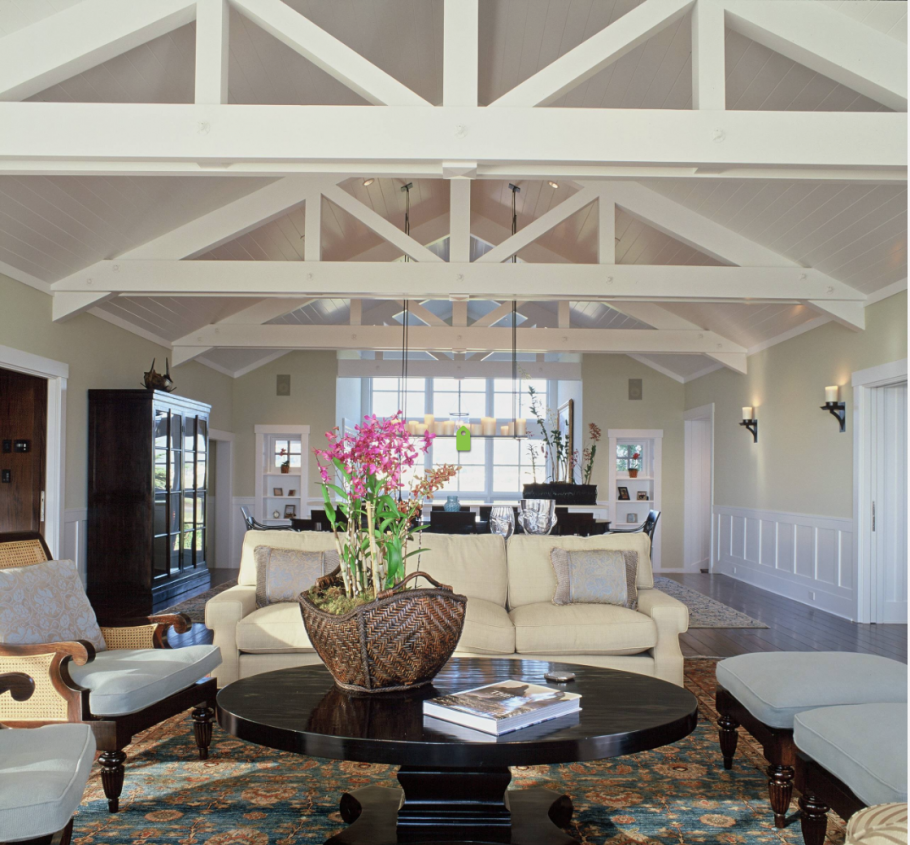 Интерьер с балками на потолке