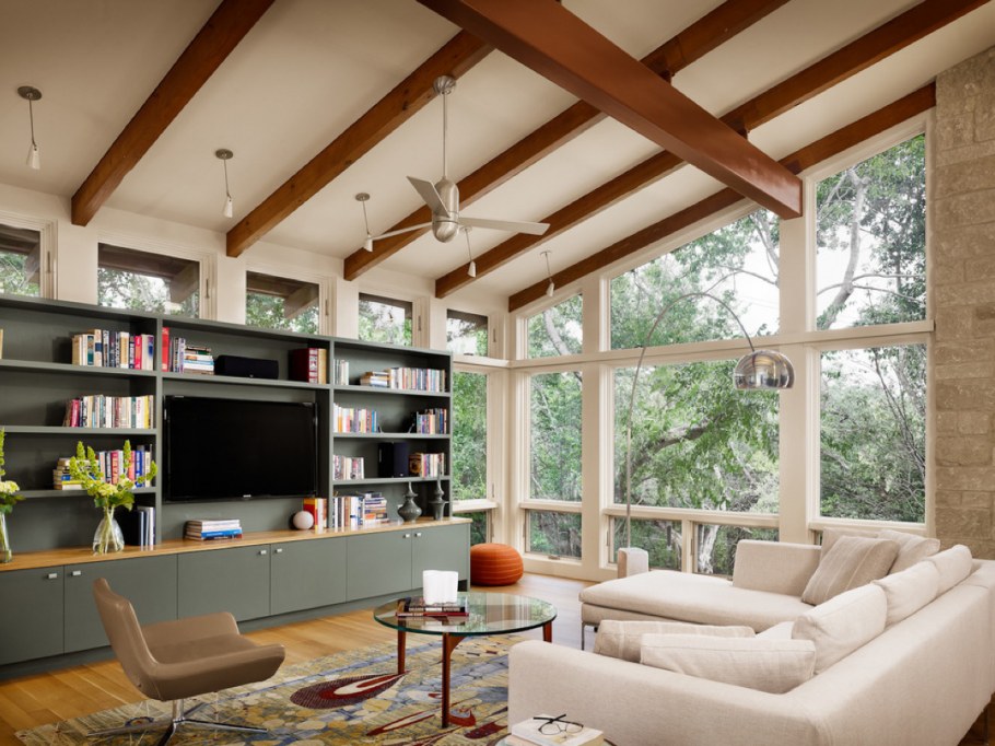 Гостиная с балками на потолке