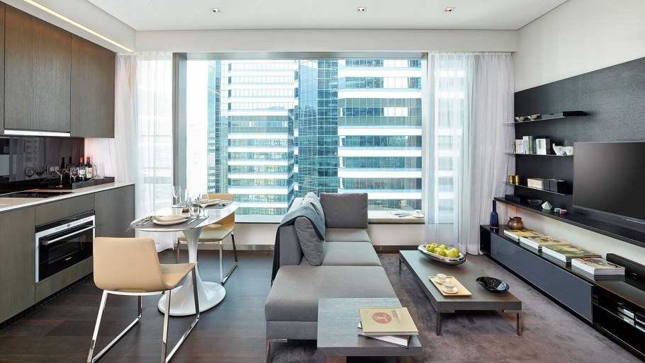 Кухня гостиная с большими окнами