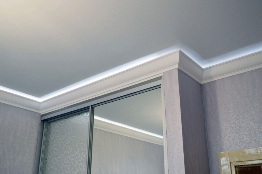 Молдинг между стеной и потолком