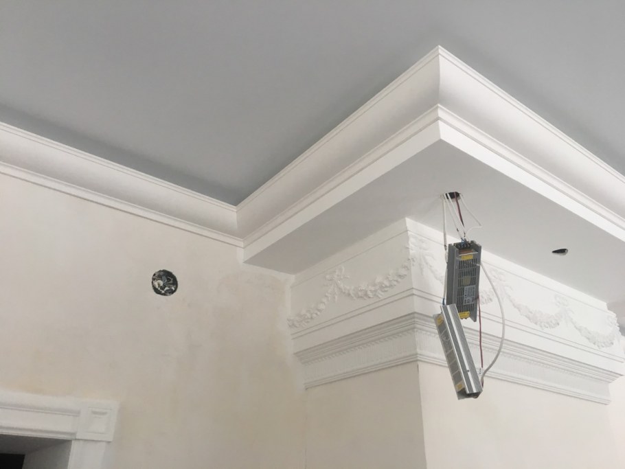 Кухня под потолок с карнизом