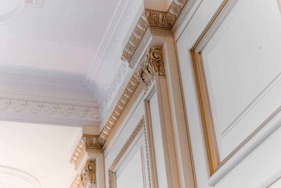 Потолочный плинтус для наклонного потолка