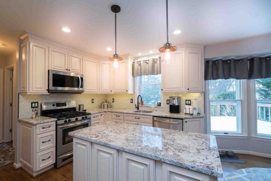 Потолочный плинтус для кухонных шкафов