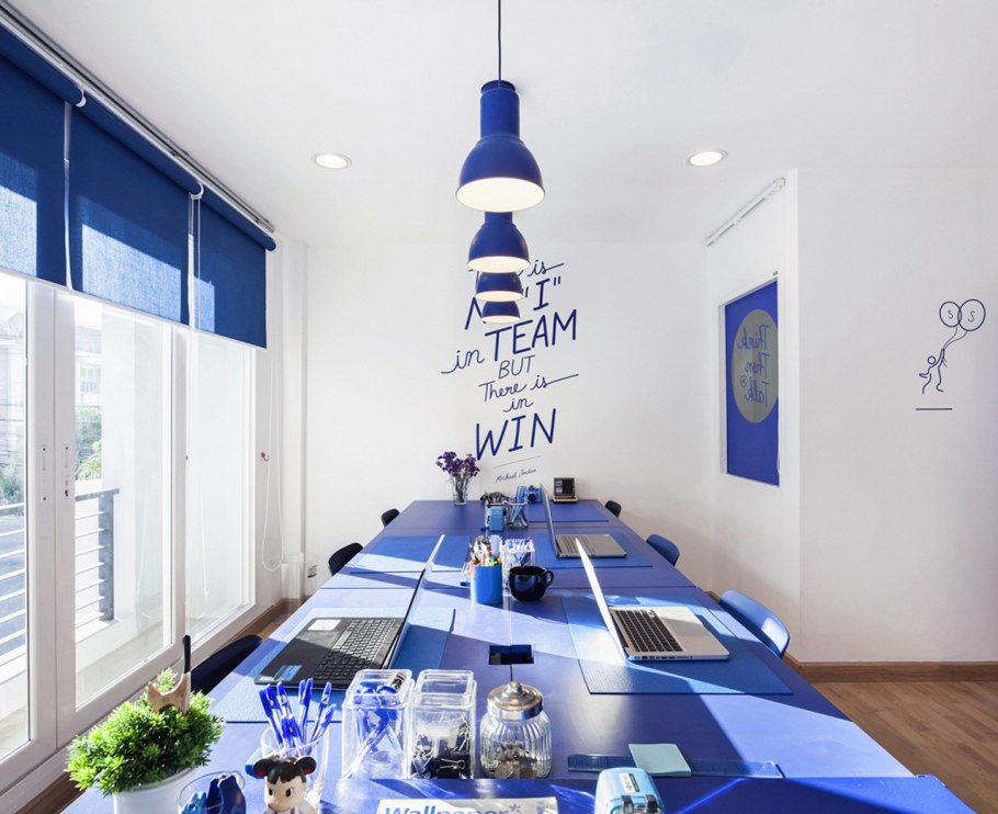 Интерьер офиса а синих тонах