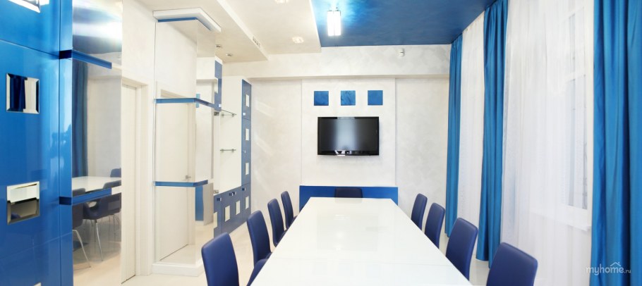 Интерьер общественного здания в голубых тонах