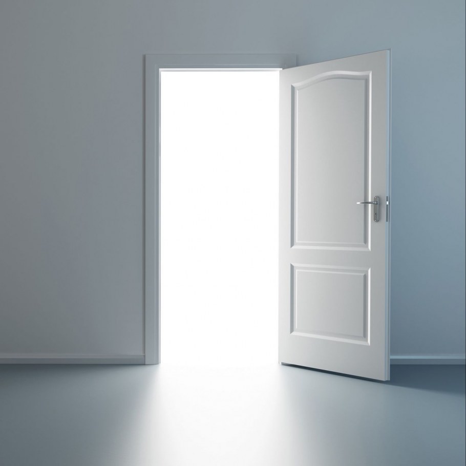 Открытая дверь