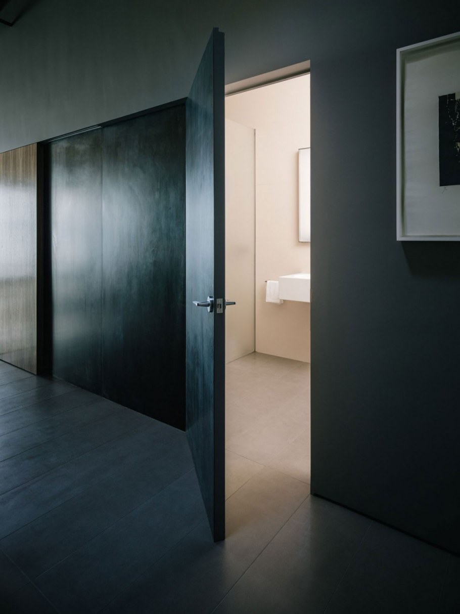 Полуоткрытая дверь квартира